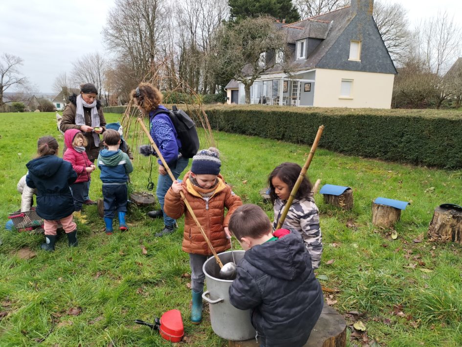 A Poullaouen, les élèves font classe en extérieur, tous les mecredis matin